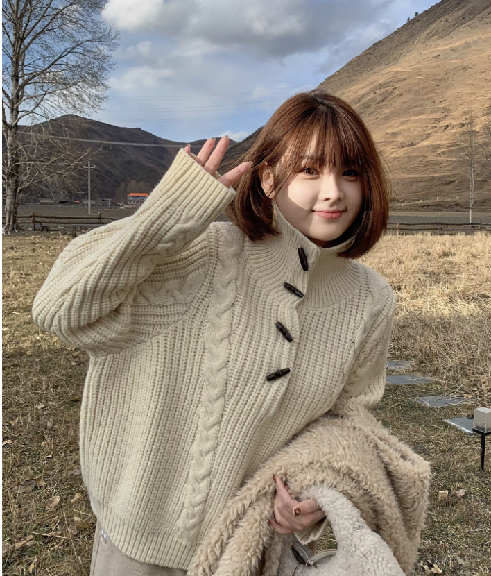 马西西大码女装重工绞花牛角扣高领毛衣冬季胖mm宽松显瘦针织上衣